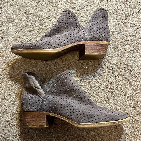 Lucky Brand Brooklin Perforated Cutout Suede Leather Ankle Boots Booties 5.5M - Picture 3 of 9
